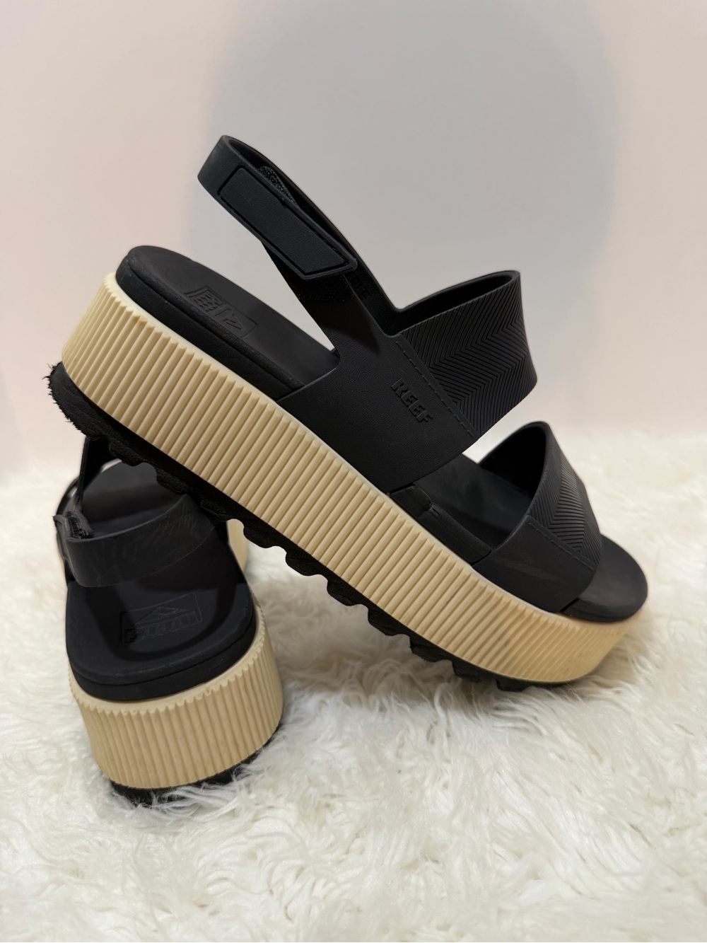 REEF water vista higher women’s sz 7 Black Platform Sandal Cream sole